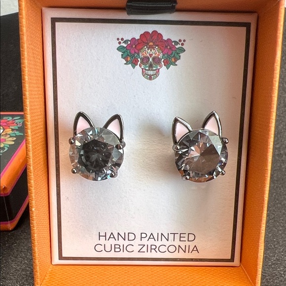 True To Form | Cat Earrings - Picture 6 of 8